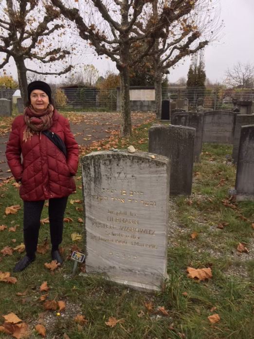 Am Grab von Hermann Kesten, Jüdischer Friedhof Basel